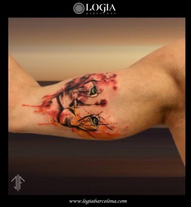 tatuaje-color-brazo-leon-logia-barcelona-dif-yantra  
